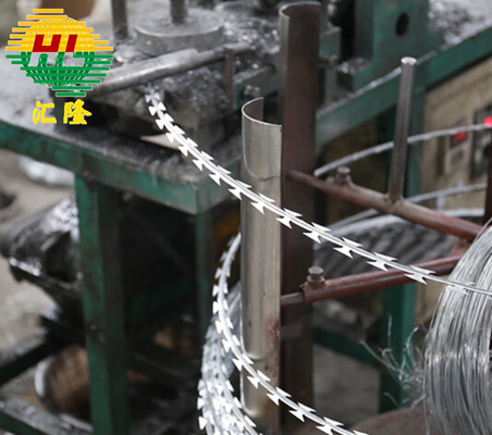 সামরিক অপারেশন এবং সীমান্ত নিরাপত্তা জন্য উচ্চ কার্যকারিতা BTO-18 Concertina Razor Wire বেড়া