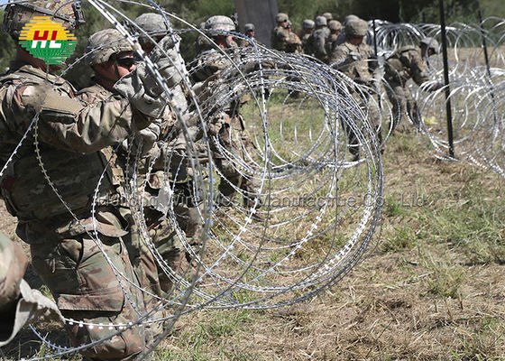 Clipped Concertina রেজার ওয়্যার Galvanized ইস্পাত 300 MM Concertina বেড়া